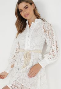 Born2be - Biała Sukienka Rhenitrite. Kolor: biały. Materiał: koronka. Wzór: aplikacja. Sezon: lato. Typ sukienki: rozkloszowane. Styl: klasyczny. Długość: mini #6