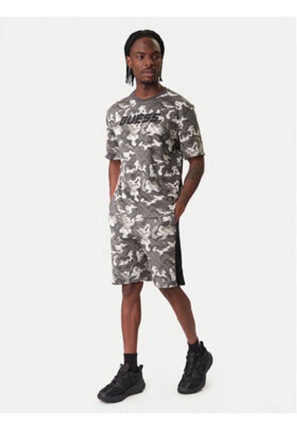 Guess Szorty sportowe Z6RD00 K9YI1 Szary Regular Fit. Kolor: szary. Materiał: bawełna. Styl: sportowy