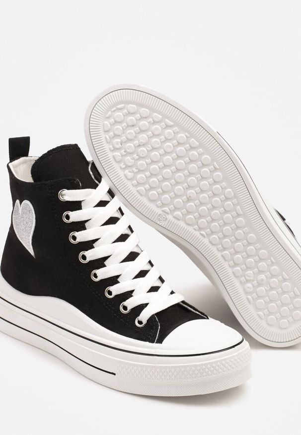 Born2be - Czarne Trampki na Grubej Podeszwie z Sercem Ellivasa. Okazja: na co dzień. Zapięcie: sznurówki. Kolor: czarny. Materiał: jeans. Wzór: kwiaty. Styl: klasyczny, elegancki, casual