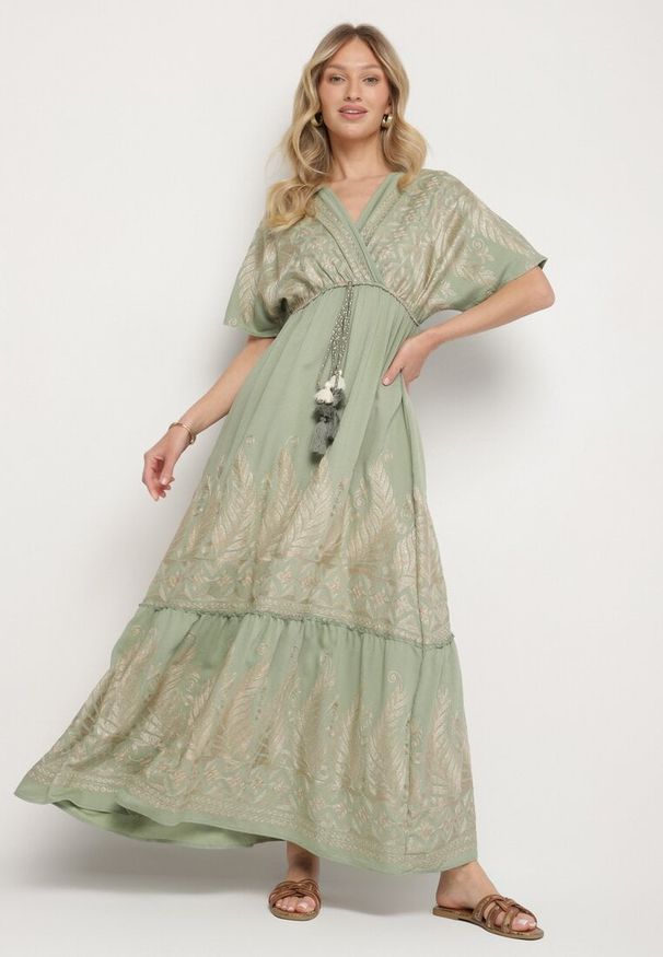 Born2be - Zielona Kopertowa Sukienka z Wiskozy Ozdobiona Frędzlami Redare. Okazja: na co dzień. Typ kołnierza: dekolt w serek. Kolor: zielony. Materiał: wiskoza. Wzór: aplikacja. Typ sukienki: kopertowe. Styl: casual, klasyczny, boho