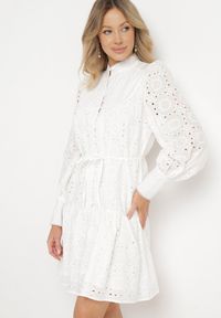 Born2be - Biała Taliowana Sukienka Bawełniana z Materiałowym Paskiem i Ażurowymi Rękawami Kluriona. Okazja: na co dzień. Typ kołnierza: dekolt w serek. Kolor: biały. Materiał: bawełna, materiał. Wzór: ażurowy. Typ sukienki: proste. Styl: casual, elegancki #1