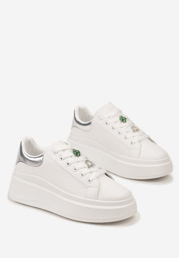 Renee - Biało-Srebrne Sneakersy Ozdobione Cyrkoniami i Kwiatami na Grubej Podeszwie Rainasse. Kolor: biały. Wzór: aplikacja, kwiaty