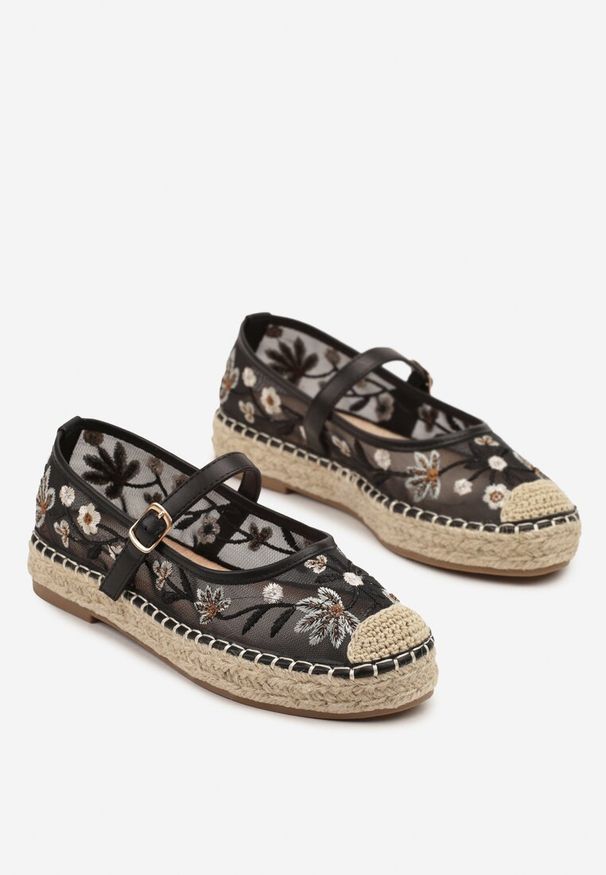 Renee - Czarne Espadryle z Siateczki na Plecionej Podeszwie Zdobione Haftem Evelritia. Okazja: na co dzień. Zapięcie: pasek. Kolor: czarny. Materiał: jeans, materiał. Wzór: haft, aplikacja. Styl: casual, elegancki
