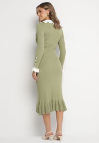 Born2be - Zielona Dzianinowa Sukienka Retro z Wiskozą z Kołnierzykiem i Falbanami Hanlira. Okazja: na co dzień. Kolor: zielony. Materiał: wiskoza, dzianina. Styl: retro #7