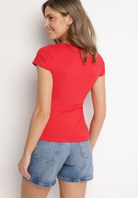 Born2be - Czerwony Bawełniany T-shirt z Nadrukiem Motyla i Cyrkoniami Uliriela. Okazja: na co dzień. Kolor: czerwony. Materiał: bawełna. Wzór: nadruk. Sezon: lato. Styl: klasyczny, casual