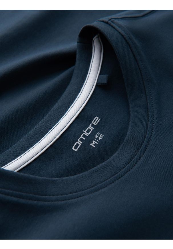 Ombre Clothing - Koszulka męska SLIM FIT z okrągłym dekoltem i logotypem – granatowa V2 OM-TSCT-0220 - XXL. Okazja: na co dzień. Kolor: niebieski. Materiał: bawełna, jersey, dzianina, elastan. Wzór: nadruk. Styl: casual