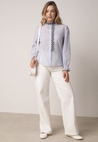 Born2be - Niebieska Koszula z Bawełny Ozdobiona Haftowaną Falbanką Zenatia. Okazja: na co dzień. Kolor: niebieski. Materiał: bawełna. Wzór: haft, aplikacja. Styl: casual, klasyczny, elegancki #3