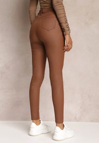 Renee - Brązowe Casualowe Spodnie Skinny o Modelującym Fasonie Elovi. Okazja: na co dzień. Kolor: brązowy. Styl: casual #1