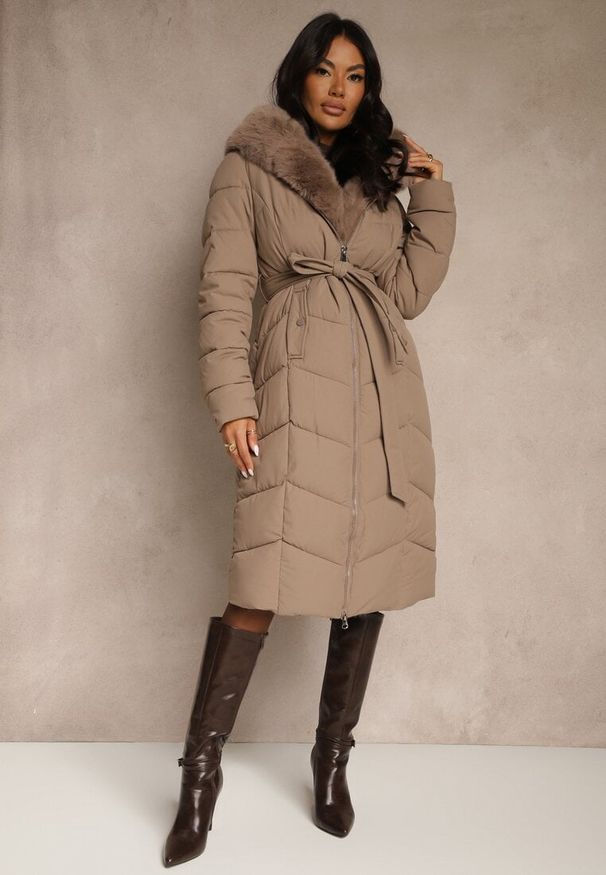 Renee - Ciemnobeżowa Kurtka z Pikowanymi Przeszyciami Futerkiem i Paskiem Serapella. Okazja: na spacer, na imprezę. Kolor: beżowy. Materiał: futro