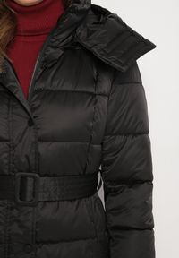 Born2be - Czarna Kurtka Pikowana o Długim Fasonie z Paskiem w Talii Delathiel. Okazja: na co dzień. Kolor: czarny. Materiał: jeans. Długość: długie. Styl: klasyczny, casual, elegancki #2