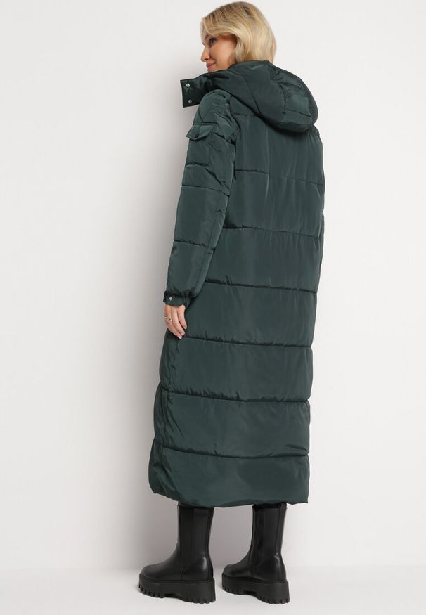 Born2be - Ciemnozielona Długa Kurtka Płaszcz Pikowana z Kapturem Bellique. Typ kołnierza: kaptur. Kolor: zielony. Długość: długie. Wzór: aplikacja