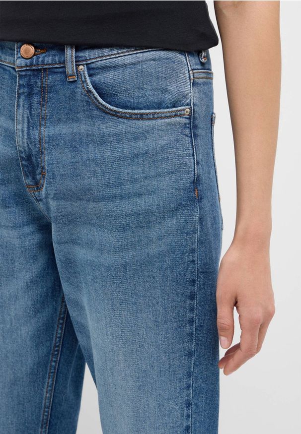 Damskie Spodnie jeansowe Mustang Style Brooks Relaxed Slim Denim Blue 1015560 5000 602