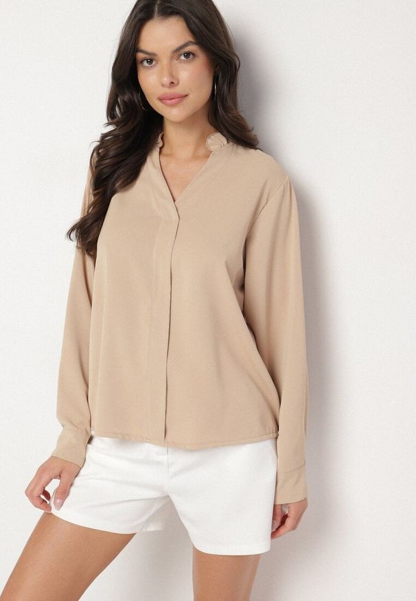 Born2be - Ciemnobeżowa Bluzka z Dekoltem w Serek i Stójką z Falbanką Davisora. Okazja: na spotkanie biznesowe, do pracy, na randkę. Typ kołnierza: dekolt w serek, kołnierzyk stójkowy. Kolor: beżowy. Długość rękawa: długi rękaw. Długość: długie. Wzór: aplikacja. Styl: elegancki, biznesowy