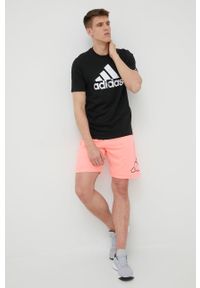 Adidas - adidas t-shirt bawełniany kolor czarny z nadrukiem. Kolor: czarny. Materiał: bawełna. Wzór: nadruk
