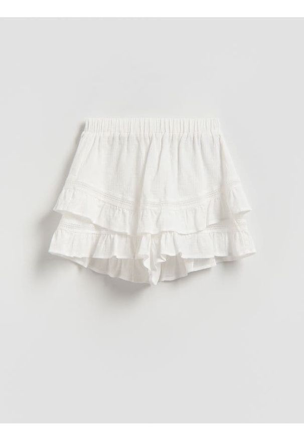 Reserved - Szorty imitujące spódnicę - biały. Kolor: biały. Materiał: bawełna