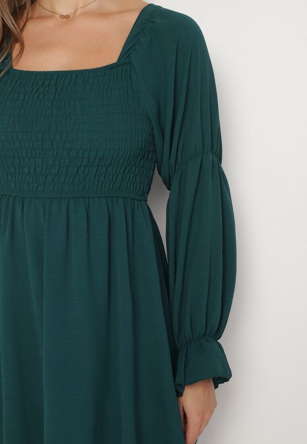 Born2be - Ciemnozielona Rozkloszowana Sukienka z Elastyczną Górą i Falbankami przy Rękawach Saviella. Okazja: na co dzień. Typ kołnierza: kołnierz z falbankami. Kolor: zielony. Materiał: jeans. Styl: elegancki, casual