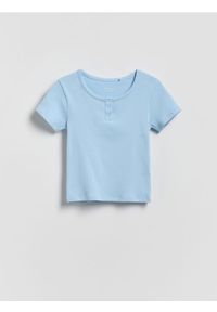 Reserved - Prążkowany t-shirt z guzikami - jasnoniebieski. Kolor: niebieski. Materiał: prążkowany #1