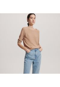 Reserved - Dzianinowy sweter - Beżowy. Kolor: beżowy. Materiał: dzianina
