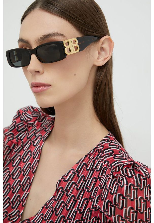 Balenciaga okulary przeciwsłoneczne damskie kolor brązowy. Kształt: prostokątne. Kolor: brązowy