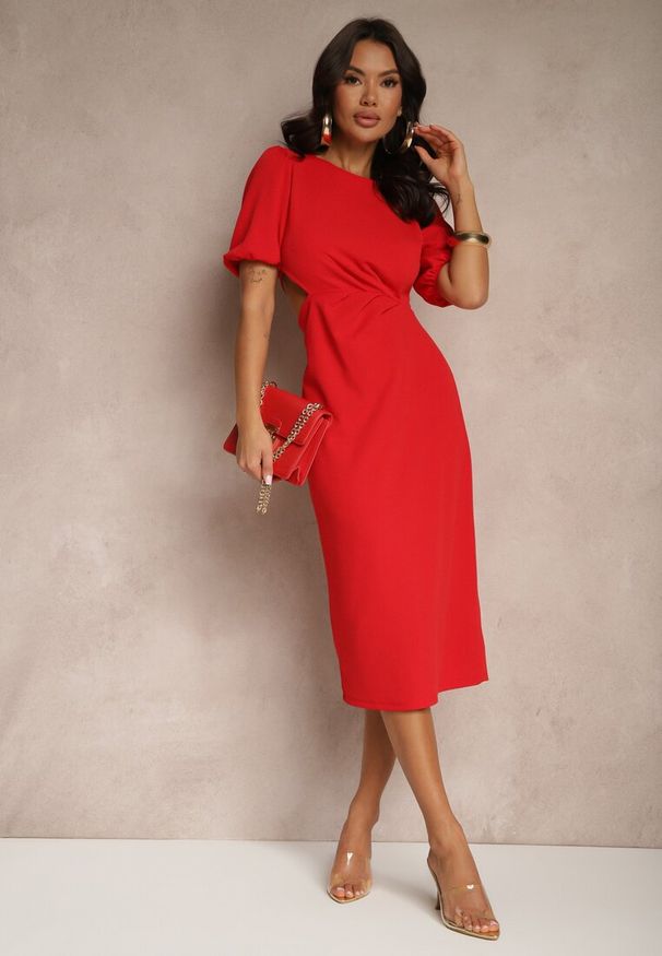 Renee - Czerwona Dopasowana Sukienka Zdobiona Marszczeniem i Wycięciem w Pasie Desariel. Okazja: na co dzień. Kolor: czerwony. Długość rękawa: krótki rękaw. Wzór: aplikacja. Sezon: wiosna, lato. Styl: casual, klasyczny