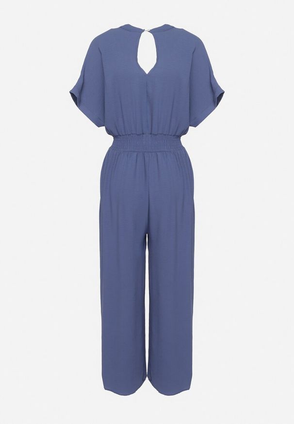 Born2be - Granatowy Wiskozowy Kombinezon o Taliowanym Kroju z Szerokimi Nogawkami Delsea. Okazja: do pracy. Kolor: niebieski. Materiał: wiskoza. Długość rękawa: krótki rękaw. Długość: krótkie. Styl: elegancki