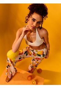 Sinsay - Wiskozowe spodnie wide leg z nadrukiem owocowym - pomarańczowy. Kolor: pomarańczowy. Materiał: wiskoza. Wzór: nadruk #1