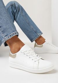 Born2be - Biało-Złote Klasyczne Sneakersy z Gładkiej Ekoskóry z Brokatowym Zdobieniem Niretal. Kolor: biały. Wzór: aplikacja, gładki. Obcas: na płaskiej podeszwie