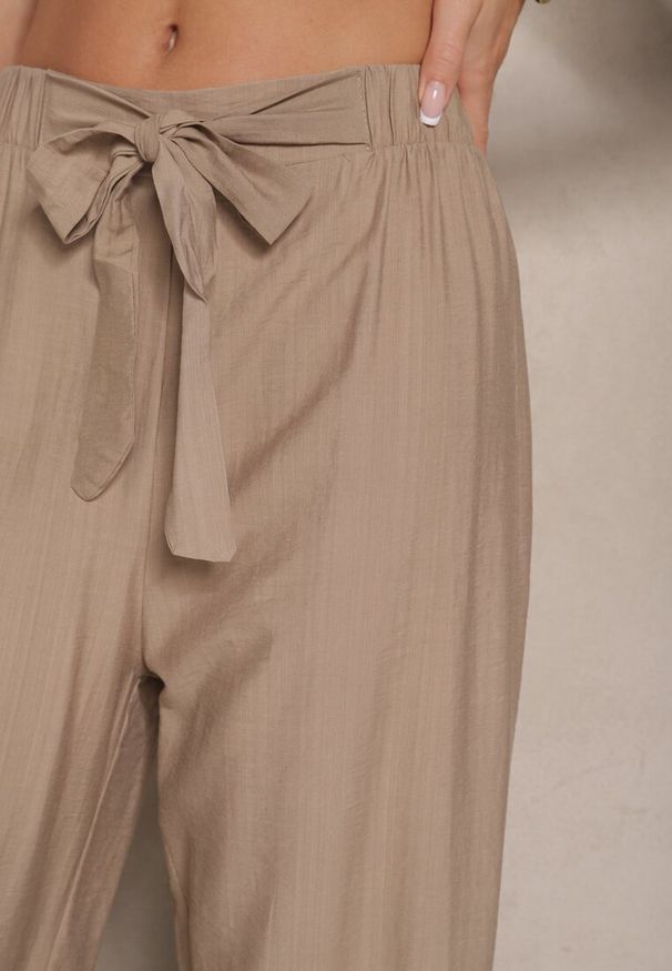 Renee - Ciemnobeżowe Spodnie z Wiskozy o Szerokim Kroju z Kokardą Ellioria. Okazja: na co dzień, na spacer. Kolor: beżowy. Materiał: wiskoza. Styl: elegancki, casual