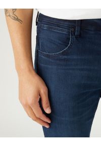 Wrangler - WRANGLER GREENSBORO MĘSKIE SPODNIE JEANSOWE ARM STRONG W15QMN397 #4
