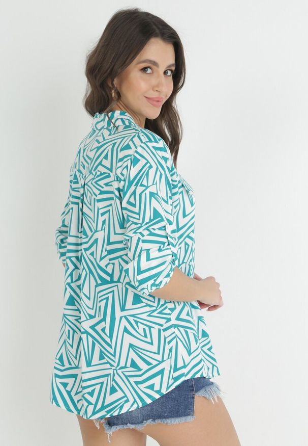 Born2be - Zielono-Biała Koszula z Wiskozy w Fantazyjny Print Valyna. Okazja: na co dzień. Typ kołnierza: dekolt w kształcie V, kołnierzyk klasyczny. Kolor: zielony. Materiał: wiskoza. Długość rękawa: długi rękaw. Długość: długie. Wzór: nadruk. Styl: klasyczny, casual
