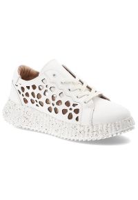 Sneakersy damskie Artiker, cholewka ze skóry naturalnej ażurowe wycięcia motyw kwiatowy wiązanie klasyczne, białe, 56C1167. Okazja: na co dzień. Zapięcie: sznurówki. Kolor: biały. Materiał: skóra. Szerokość cholewki: normalna. Wzór: ażurowy, kwiaty #1