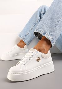 Renee - Biało-Beżowe Sneakersy z Ekoskóry na Platformie Ozdobione Monogramem Simorina. Kolor: biały. Materiał: jeans. Wzór: aplikacja. Obcas: na platformie #6