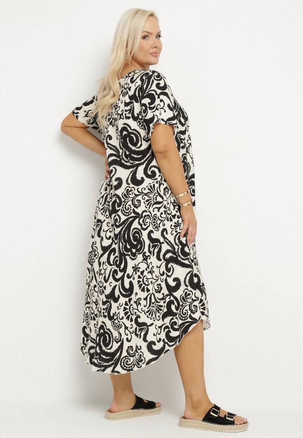 Born2be - Czarna Rozkloszowana Sukienka z Wiskozy z Geometrycznym Wzorem Emisova. Okazja: na co dzień. Kolor: czarny. Materiał: wiskoza. Długość rękawa: krótki rękaw. Wzór: geometria. Styl: casual, elegancki