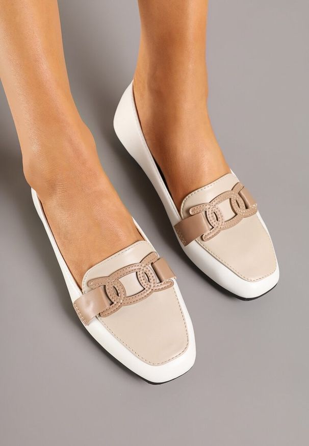 Born2be - Białe Mokasyny z Ozdobnym Paskiem Sovlia. Okazja: na co dzień. Zapięcie: pasek. Kolor: biały. Materiał: jedwab, jeans. Obcas: na obcasie. Styl: elegancki, casual. Wysokość obcasa: niski