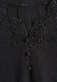 Renee - Czarna Bluzka z Haftowanym Dekoltem i Krótkimi Rękawami Junelia. Kolor: czarny. Długość rękawa: krótki rękaw. Długość: krótkie. Wzór: haft. Sezon: wiosna, lato #5