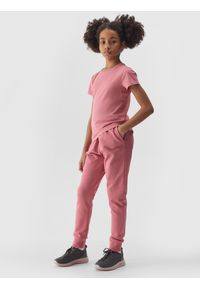 4f - Spodnie dresowe joggery dziewczęce - różowe. Okazja: na co dzień. Kolor: różowy. Materiał: dresówka. Wzór: ze splotem, gładki. Styl: casual, sportowy