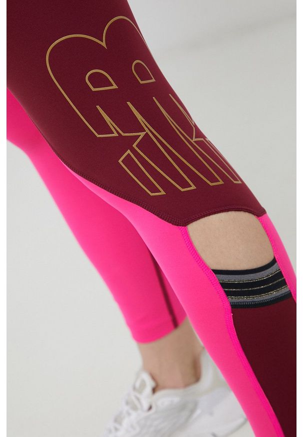 New Balance Legginsy damskie kolor fioletowy gładkie. Kolor: fioletowy. Materiał: dzianina, materiał. Wzór: gładki