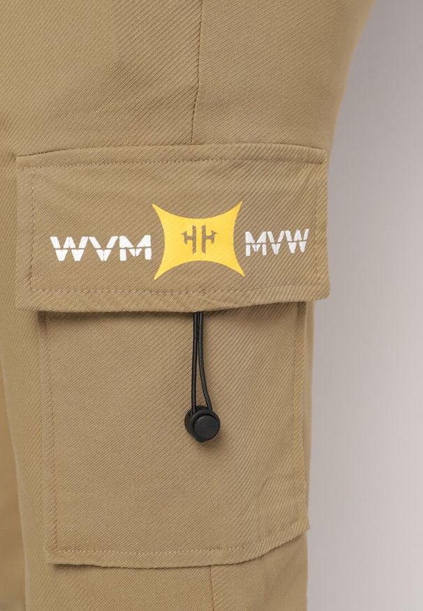 Born2be - Ciemnobeżowe Spodnie Cargo z Bawełną Ozdobione Napisem i Gumką w Pasie Tarionna. Okazja: na co dzień. Kolor: beżowy. Materiał: bawełna. Wzór: napisy, aplikacja. Styl: casual