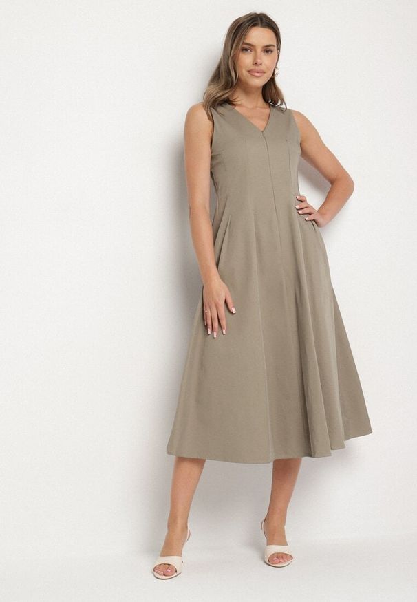 Born2be - Jasnozielona Sukienka o Rozkloszowanym Kroju z Dekoltem w Serek Alifia. Okazja: na spacer, na imprezę, na co dzień. Typ kołnierza: dekolt w serek. Kolor: zielony. Długość rękawa: bez rękawów. Typ sukienki: rozkloszowane, proste. Styl: casual, klasyczny