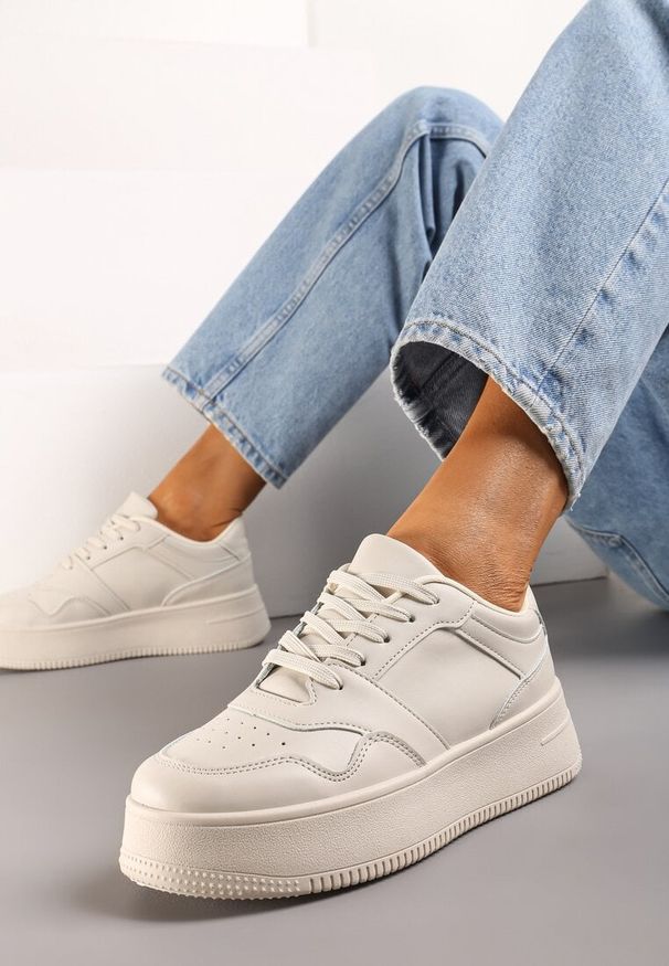 Born2be - Beżowe Sneakersy na Grubej Podeszwie przed Kostkę Kiwiana. Okazja: na co dzień. Wysokość cholewki: przed kostkę. Nosek buta: okrągły. Zapięcie: sznurówki. Kolor: beżowy. Materiał: jeans. Sezon: jesień, wiosna