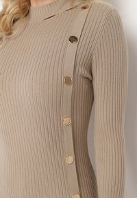 Born2be - Jasnobeżowa Sukienka z Półgolfem z Prążkowanej Dzianiny Ozdobiona Metalowymi Aplikacjami Mattella. Okazja: na co dzień. Kolor: beżowy. Materiał: prążkowany, dzianina. Długość rękawa: długi rękaw. Wzór: aplikacja. Typ sukienki: dopasowane. Styl: casual, elegancki #6