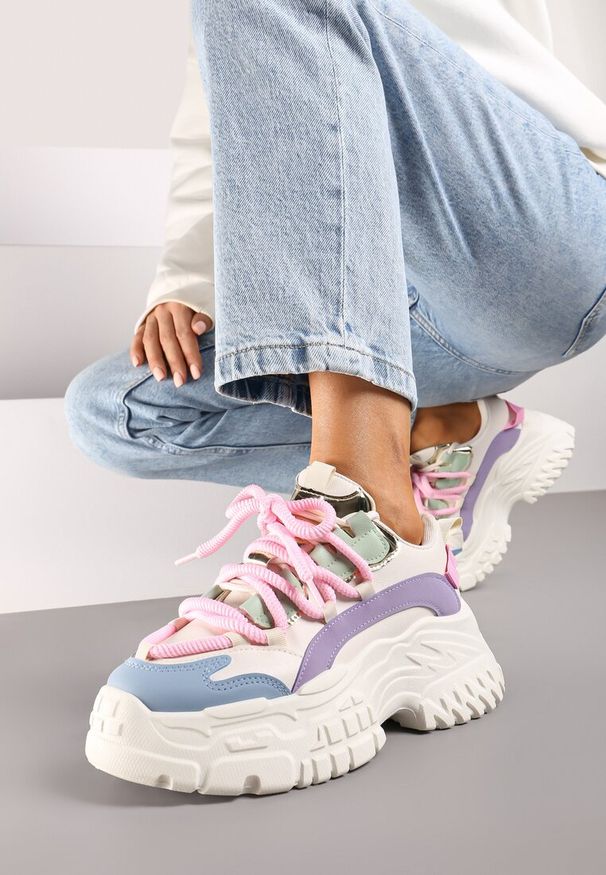 Renee - Biało-Różowe Sneakersy z Podwójnymi Sznurówkami i Tłoczoną Platformą Luppoa. Kolor: biały. Materiał: dzianina, jeans. Obcas: na platformie