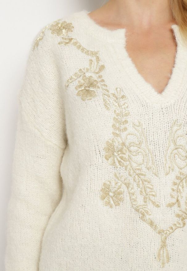 Born2be - Jasnobeżowy Sweter z Wełną Ozdobiony Metaliczną Nicią Senatira. Okazja: do pracy. Kolor: beżowy. Materiał: wełna. Długość rękawa: długi rękaw. Długość: długie. Wzór: aplikacja. Styl: elegancki, klasyczny