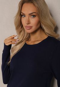 Renee - Granatowy Sweter o Klasycznym Kroju Irilians. Okazja: na co dzień. Kolor: niebieski. Styl: klasyczny #5