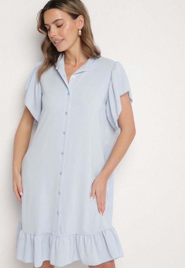 Born2be - Jasnoniebieska Sukienka Koszulowa z Guzikami i Falbankami Tenalena. Okazja: na co dzień. Typ kołnierza: kołnierz z falbankami. Kolor: niebieski. Typ sukienki: koszulowe. Styl: casual, elegancki, sportowy