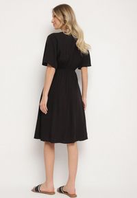 Born2be - Czarna Bawełniana Sukienka o Rozkloszowanym Fasonie Liranelle. Okazja: na co dzień. Typ kołnierza: dekolt w kształcie V. Kolor: czarny. Materiał: bawełna. Długość rękawa: krótki rękaw. Sezon: lato. Typ sukienki: rozkloszowane. Styl: elegancki, casual #4