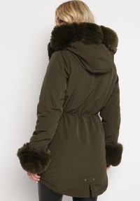 Born2be - Ciemnozielona Kurtka Parka z Futerkiem i Ściągaczem Hegade. Kolor: zielony. Materiał: futro. Wzór: aplikacja