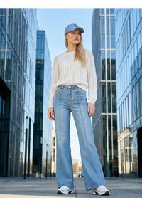 Sinsay - Ażurowy sweter z bawełną - kremowy. Kolor: kremowy. Materiał: bawełna. Wzór: ażurowy #1