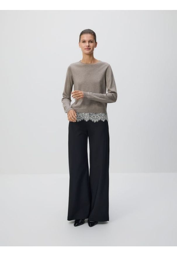 Reserved - Sweter z koronkowym zdobieniem - brązowy. Kolor: brązowy. Materiał: koronka. Wzór: aplikacja