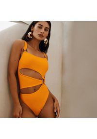 Intica - Strój kąpielowy jednoczęściowy z nowoczesnymi wycięciami Alicia. Kolor: pomarańczowy. Materiał: materiał